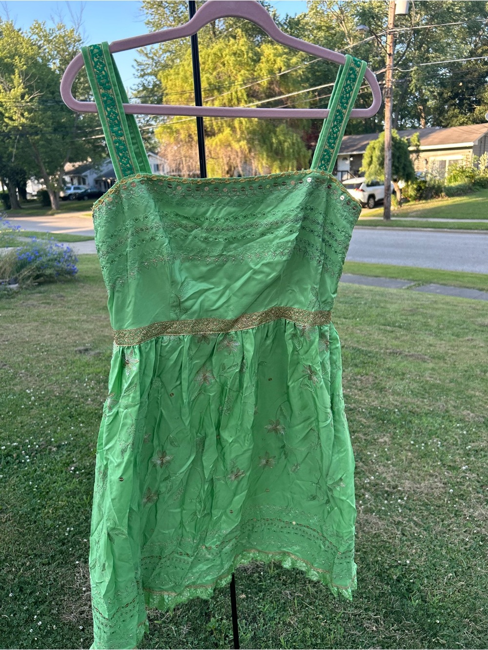 Gorgeous NWT Green silk Express dress with embroidery and sequins